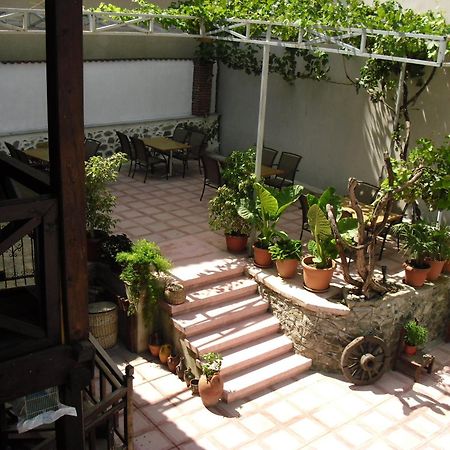 Guest House Bujtina Leon Корча Екстериор снимка