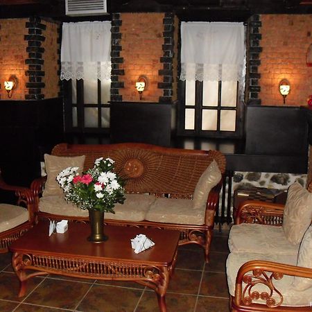 Guest House Bujtina Leon Корча Екстериор снимка