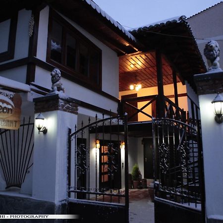 Guest House Bujtina Leon Корча Екстериор снимка
