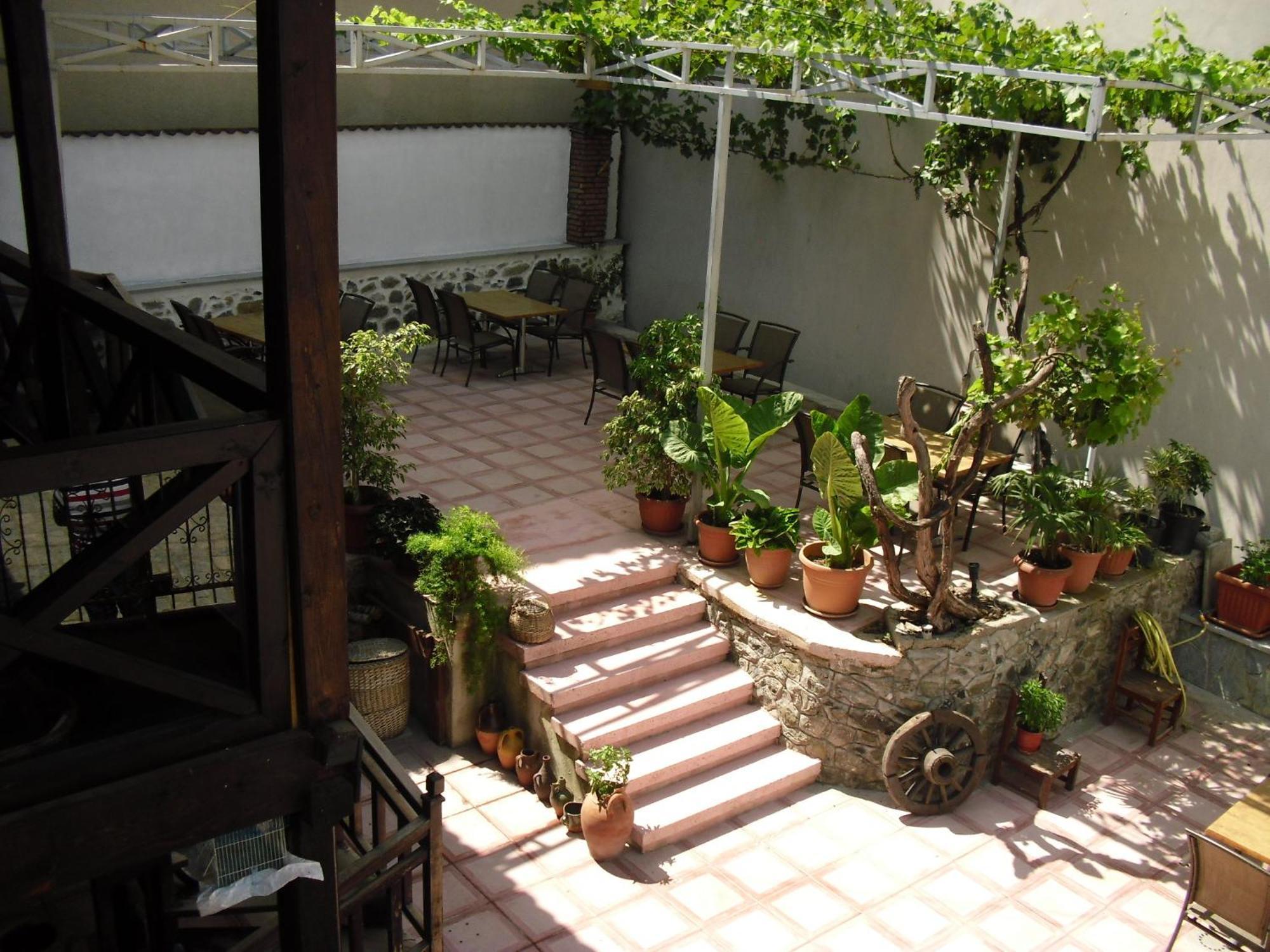 Guest House Bujtina Leon Корча Екстериор снимка