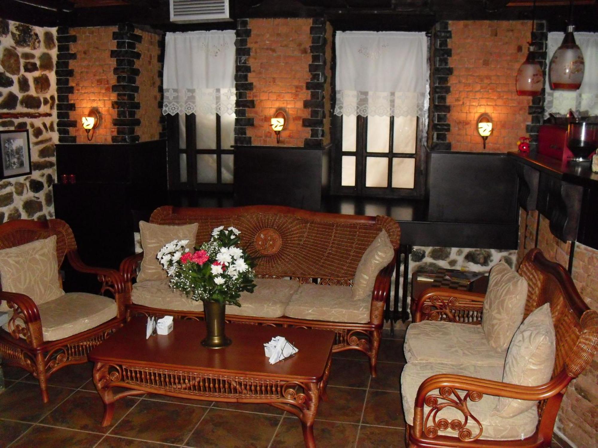Guest House Bujtina Leon Корча Екстериор снимка