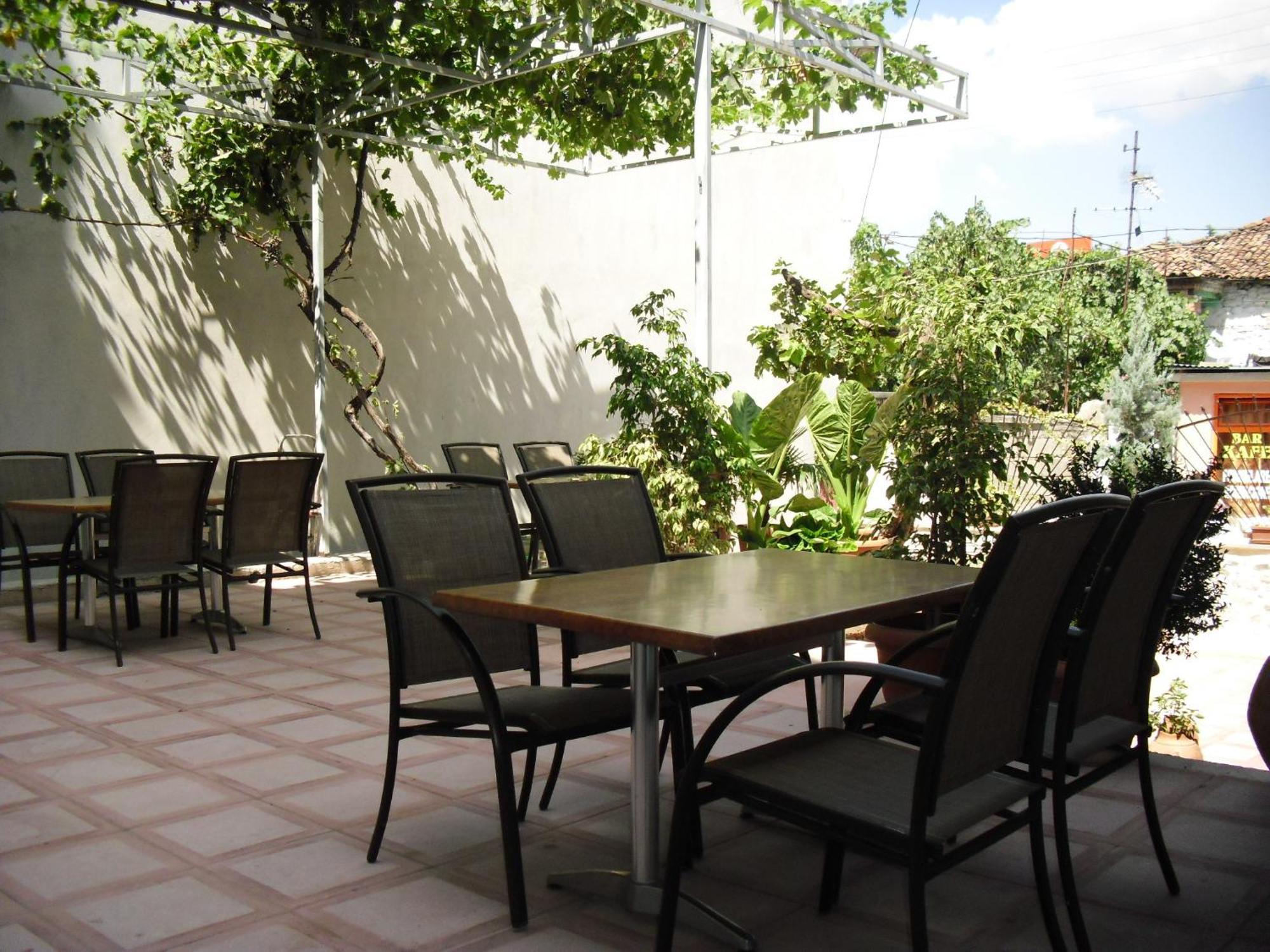 Guest House Bujtina Leon Корча Екстериор снимка