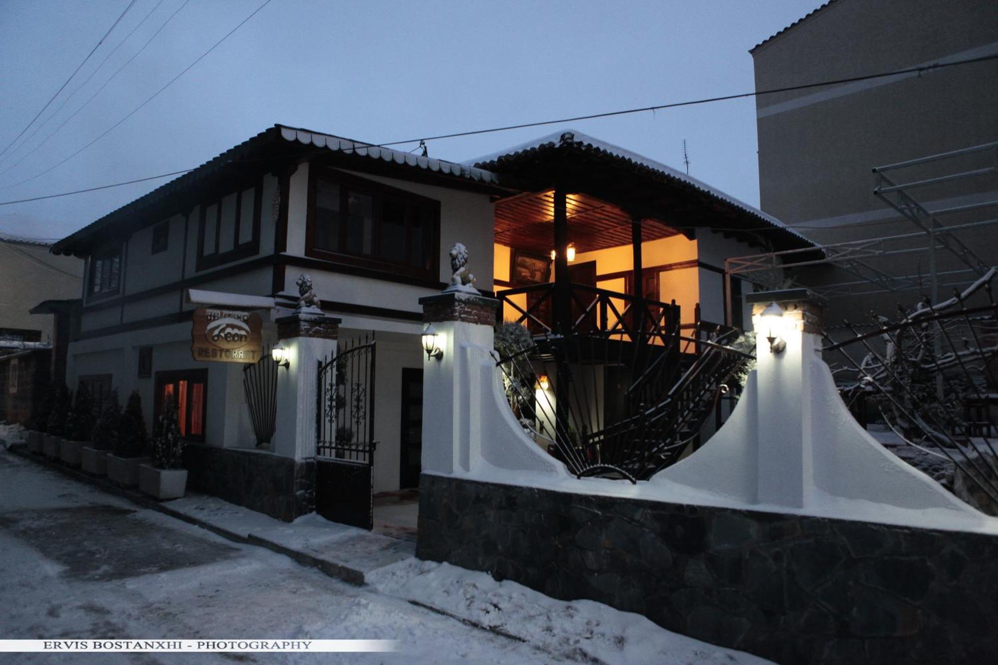 Guest House Bujtina Leon Корча Екстериор снимка