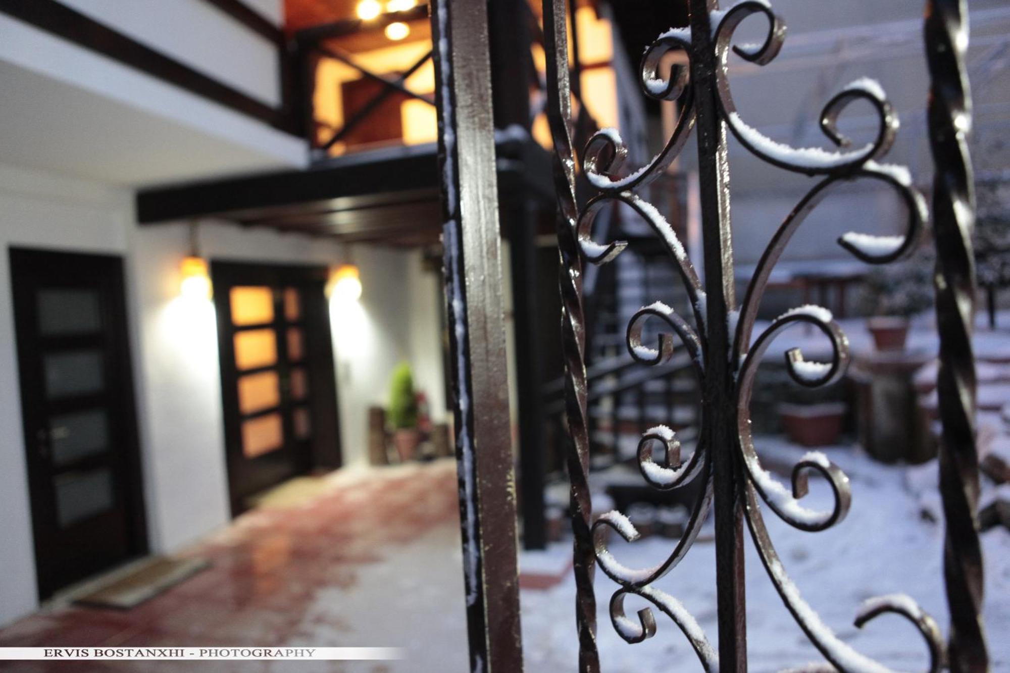 Guest House Bujtina Leon Корча Екстериор снимка