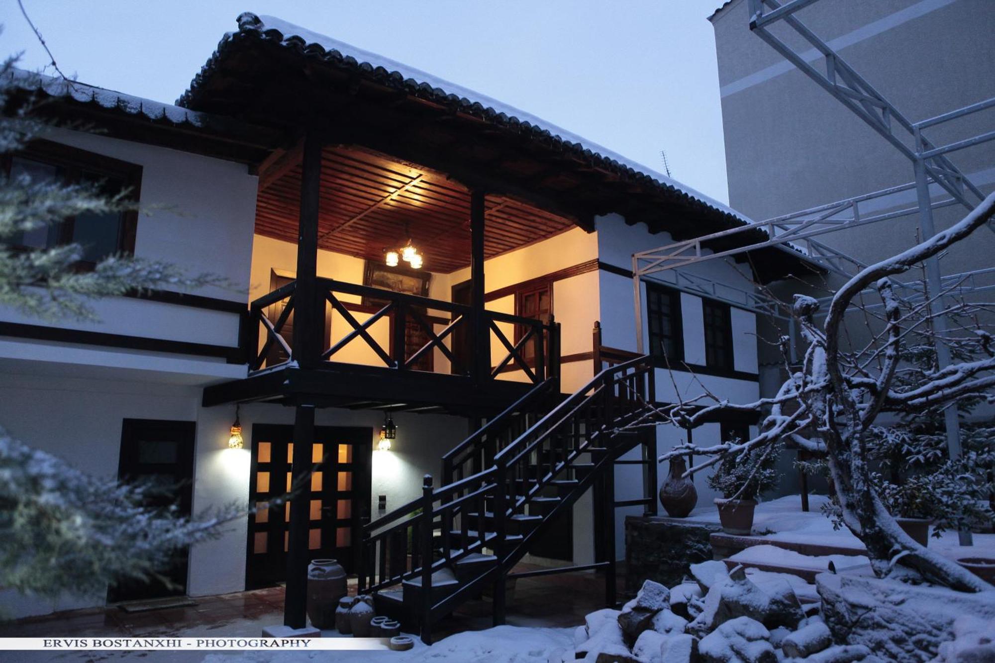 Guest House Bujtina Leon Корча Екстериор снимка