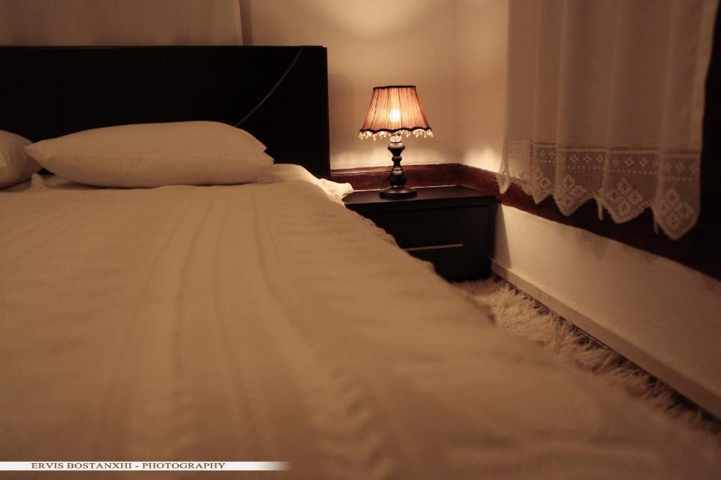 Guest House Bujtina Leon Корча Стая снимка