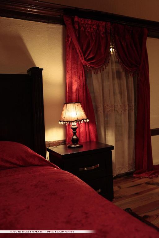 Guest House Bujtina Leon Корча Стая снимка
