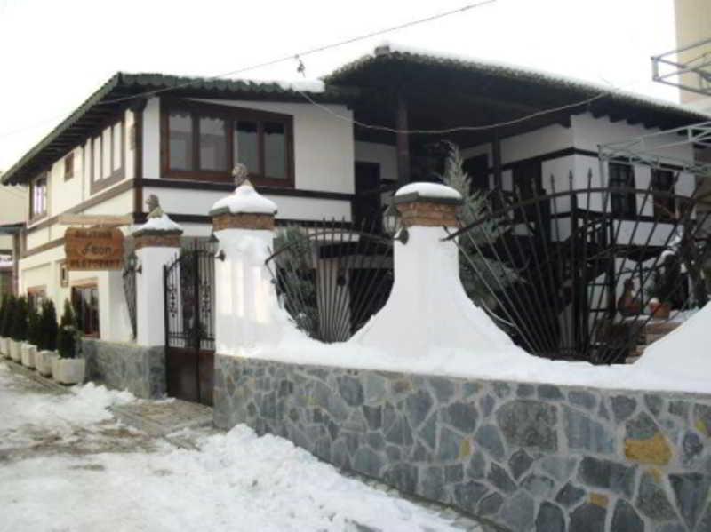 Guest House Bujtina Leon Корча Екстериор снимка