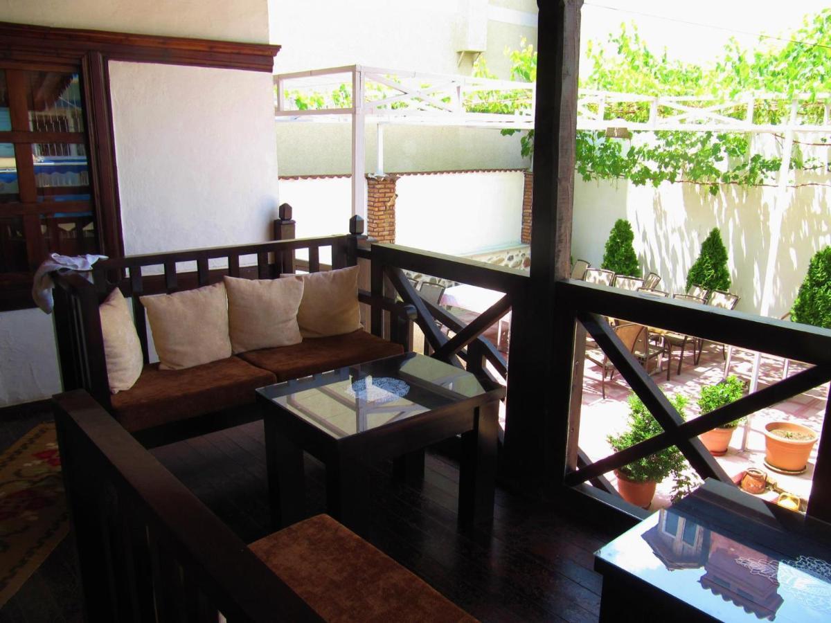 Guest House Bujtina Leon Корча Екстериор снимка
